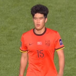 注册入口-1年前还在踢中乙，彭啸上限可留洋 泰山手握05众星 培养后腰争冠