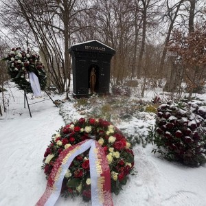 世界杯直播-图片报：在贝肯鲍尔逝世两周年之际，拜仁为他的墓地献上新花圈